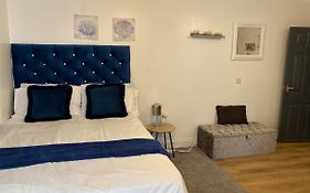 Private Studio Outhouse Near Heathrow- Free Parking